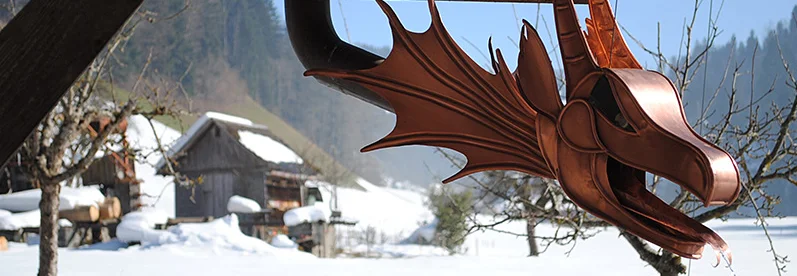 Dachrinnenausspeier «Drache», in Handarbeit von unserem kreativen Spengler Joh berger hergestellt. Gerne sind wir Ihnen bei der Umsetzung Ihrer eigenene Ideen behilflich!